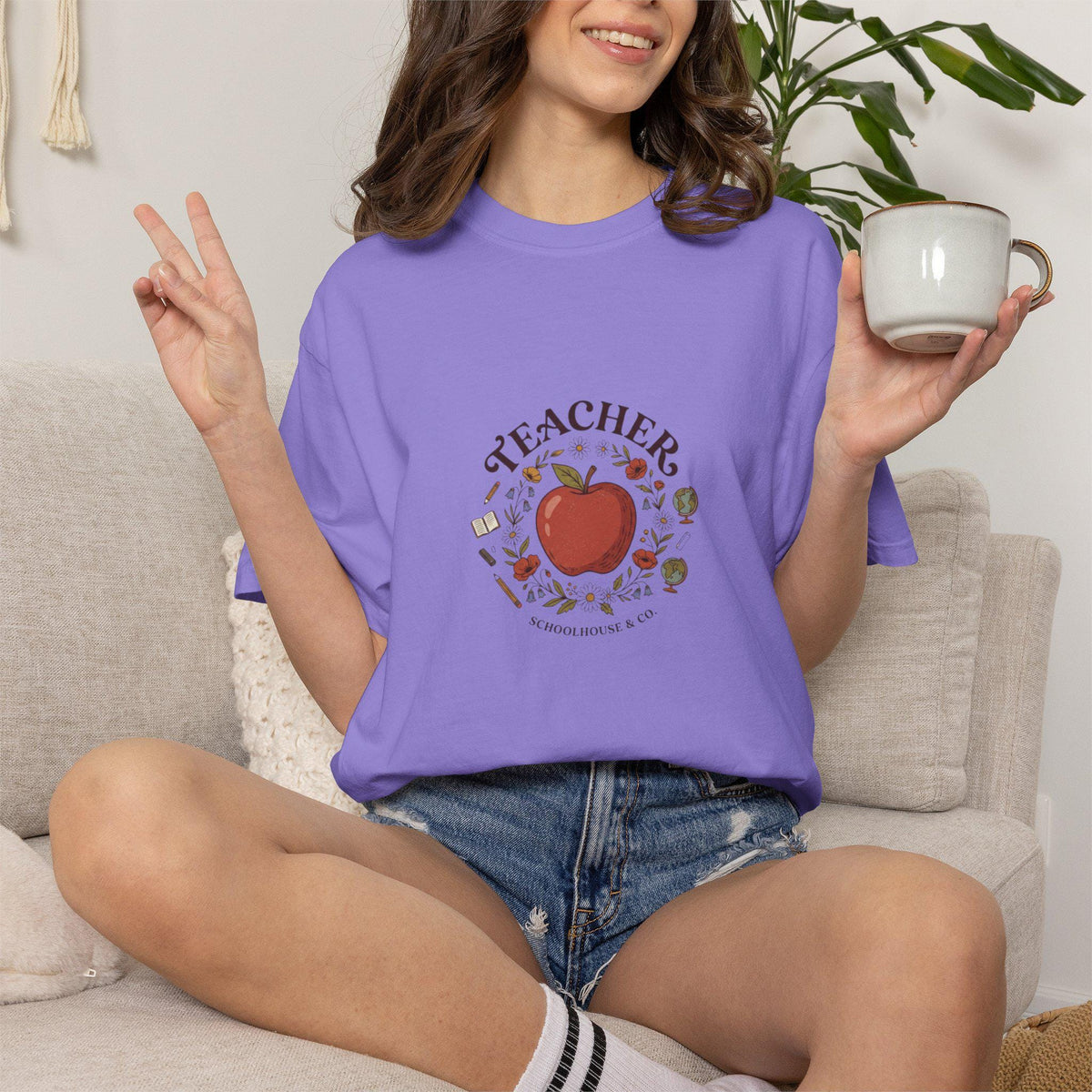 Teacher Apple Illustration T-shirt | School Icons Circle Design