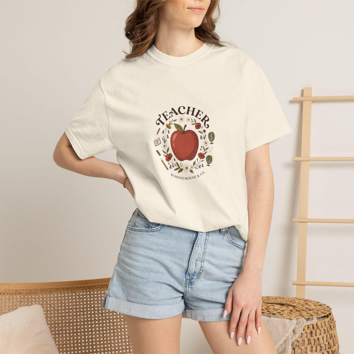 Teacher Apple Illustration T-shirt | School Icons Circle Design