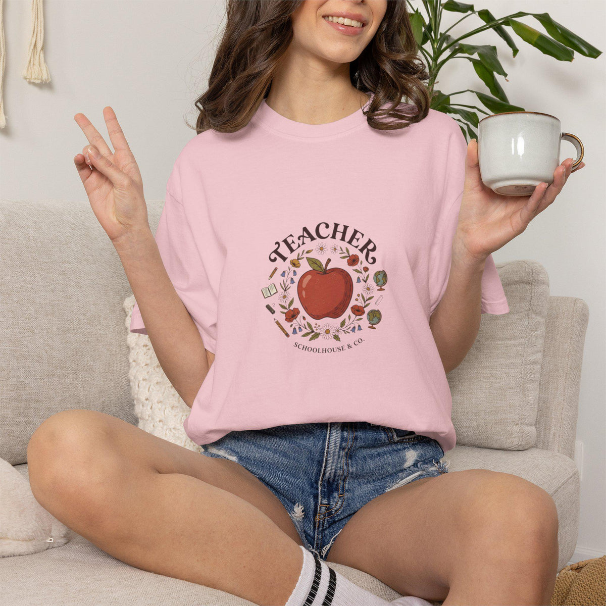 Teacher Apple Illustration T-shirt | School Icons Circle Design