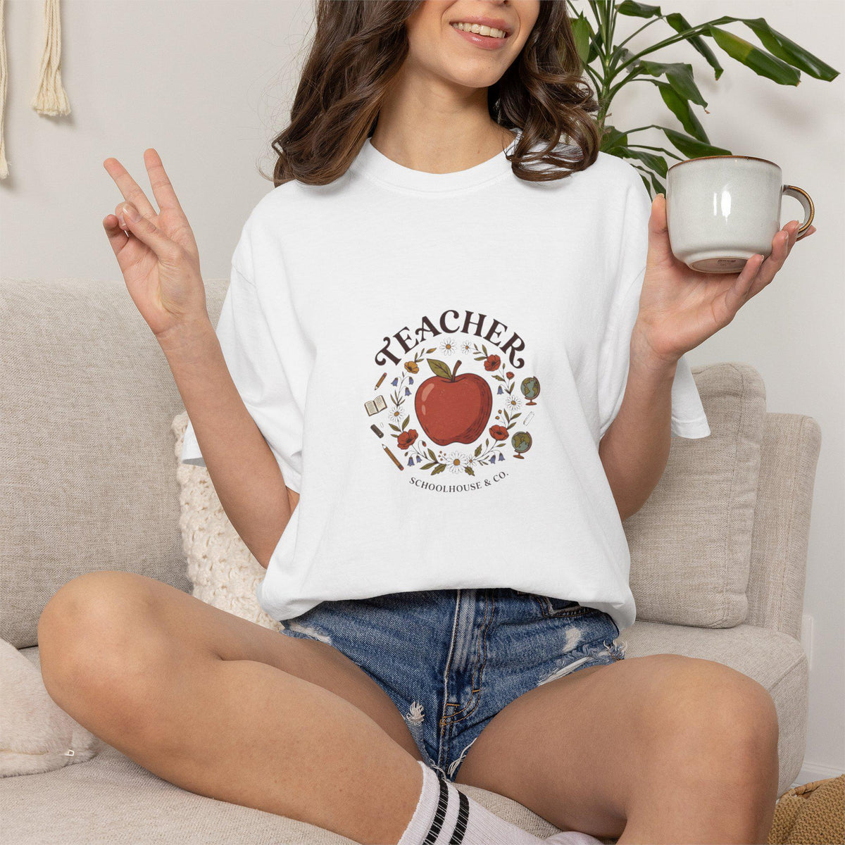 Teacher Apple Illustration T-shirt | School Icons Circle Design