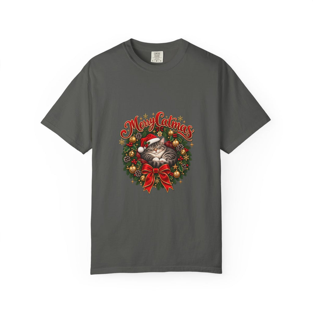 Meowy Christmas wreath cat T-shirt | Holiday cat tee